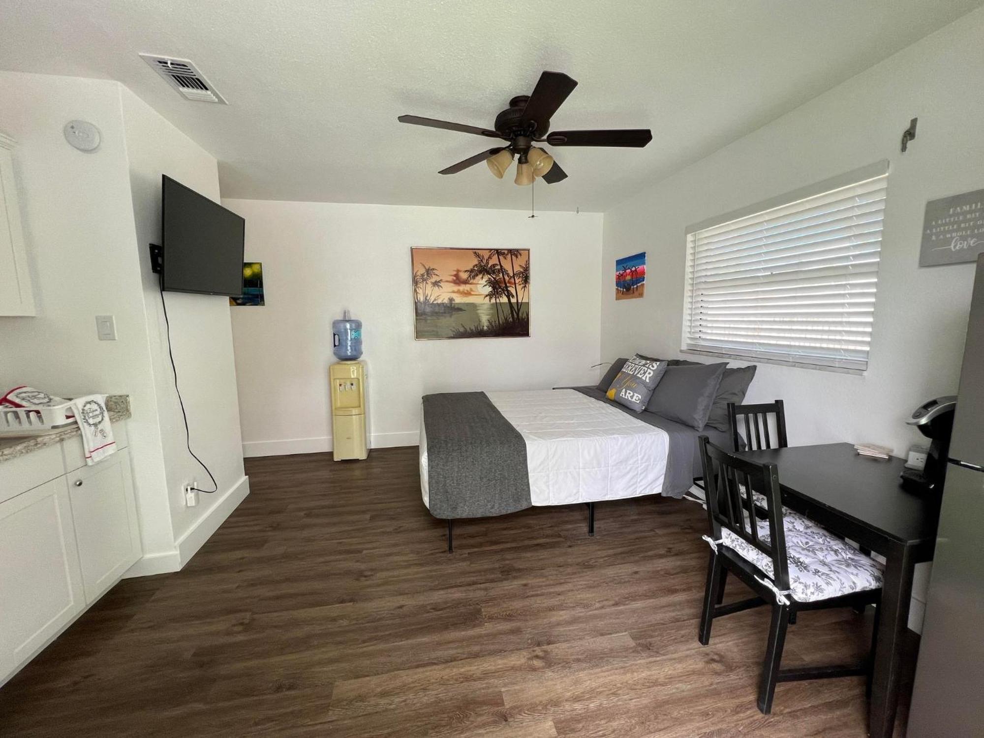 Cozy Private Studio W/Own Yard - 3Mi From Beach 세미놀 외부 사진